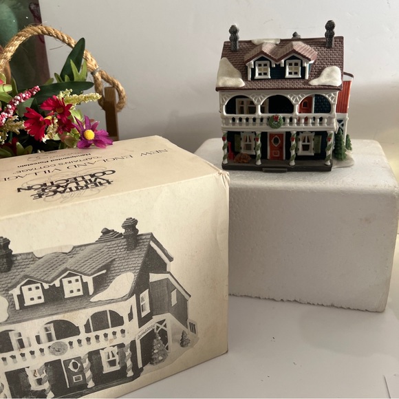 Department 56 New England Village Series Captains Cottage 1990 Christmas Village - Picture 2 of 11
